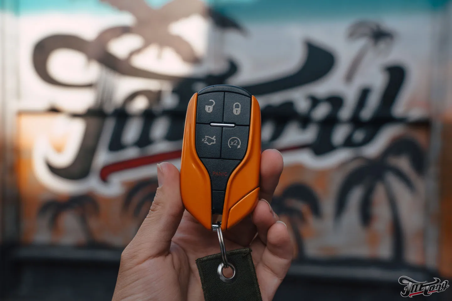 Окрасили ключ для Dodge Challenger в ярко-оранжевый цвет!